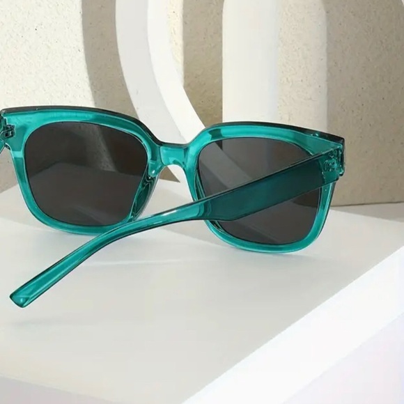 BNIB retro style turquoise shades sunglasses 🕶️ - Picture 2 of 4